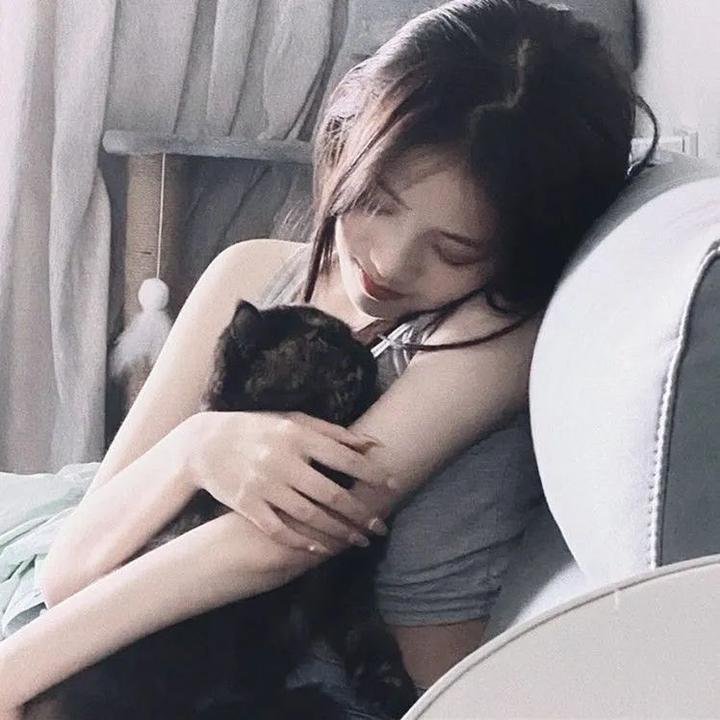 坐在酒吧里吃蛋糕